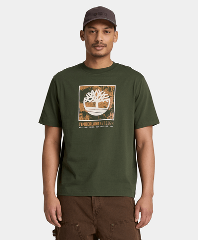 Playera de manga corta con gráfico del logotipo apilado para hombre, Verde