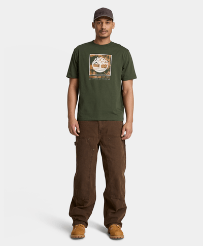 Playera de manga corta con gráfico del logotipo apilado para hombre, Verde